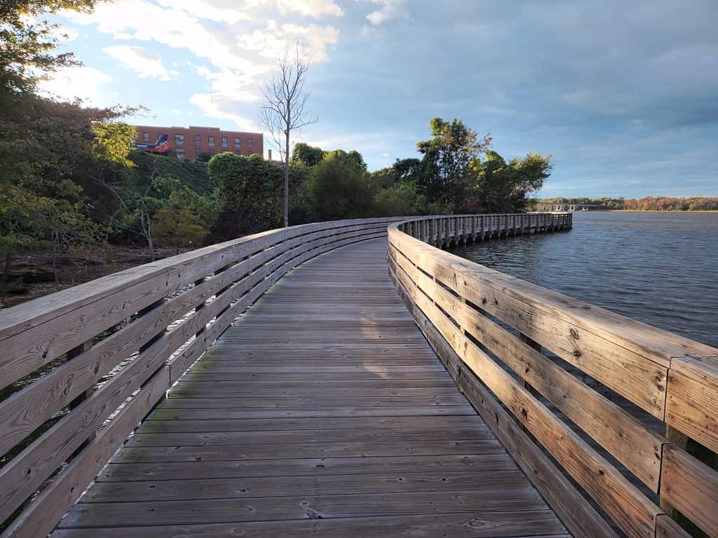 Passerella in legno Riverwalk lungo il fiume Appomattox a Hopewell, Virginia.