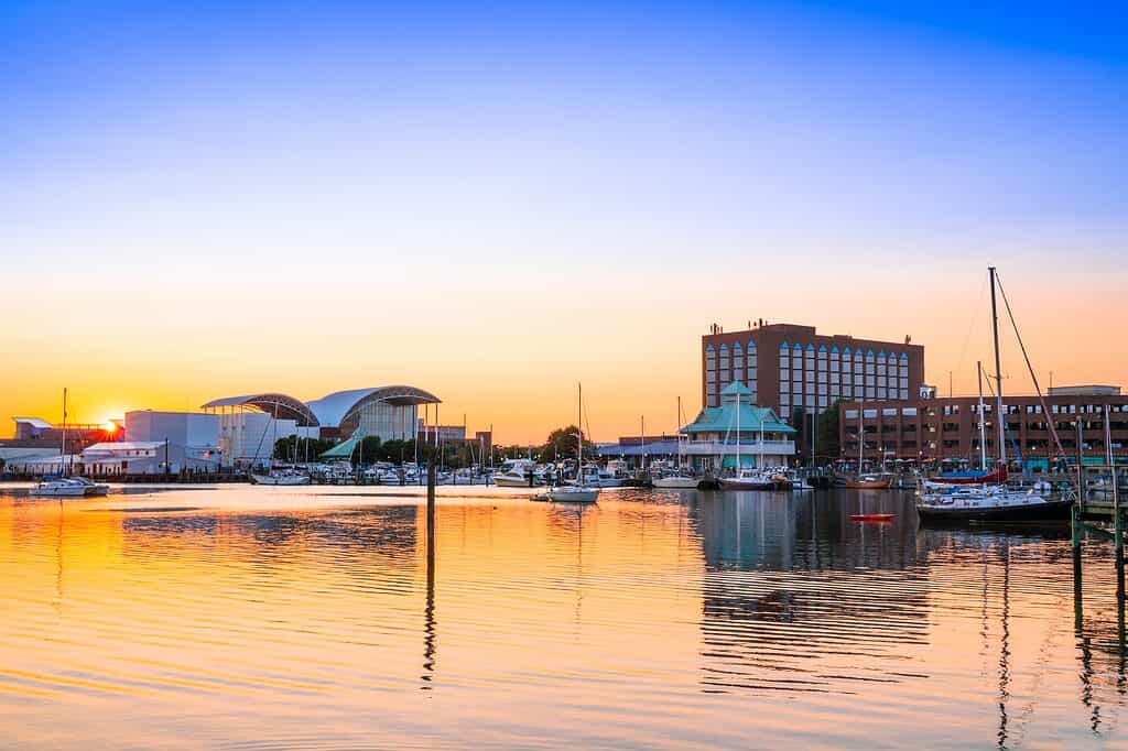 Vista di Hampton, Virginia, lungomare del centro