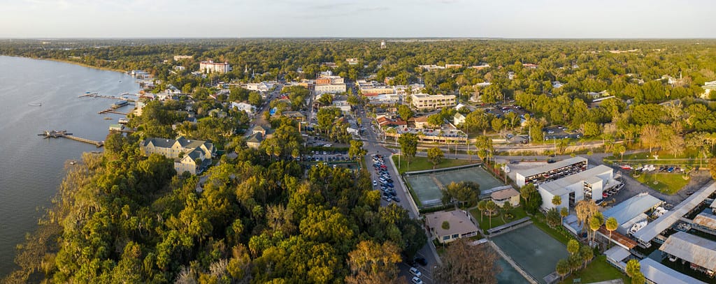 Ripresa con drone del centro di Mount Dora, Florida
