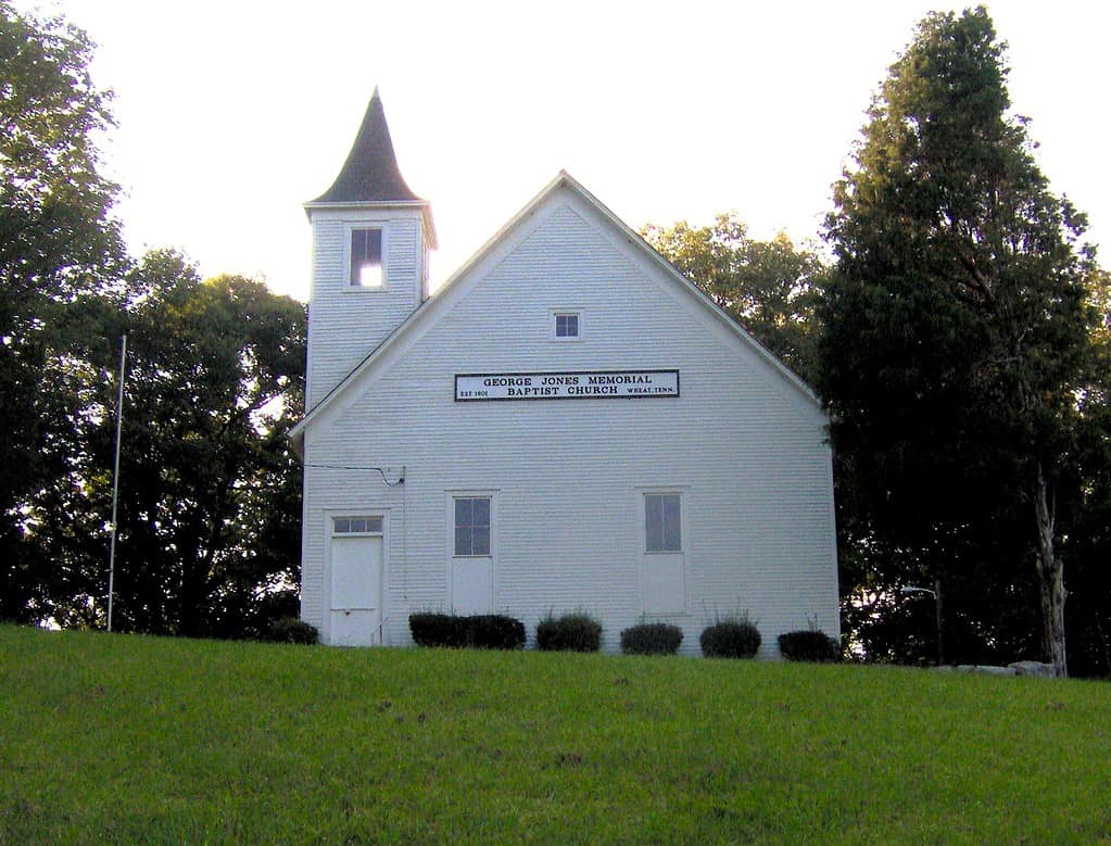 La George Jones Memorial Baptist Church, costruita nel 1901 dai residenti dell'ormai defunta comunità di Wheat, Tennessee, nel sud-est degli Stati Uniti.  Wheat fu una delle comunità sfollate negli anni '40 quando il governo degli Stati Uniti iniziò la costruzione di Oak Ridge come parte del Progetto Manhattan.
