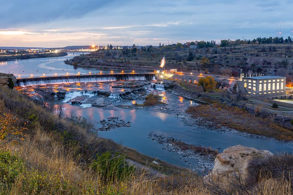 Bellissima vista delle Great Falls nel Montana, al crepuscolo.  Punto dell'Aquila Nera