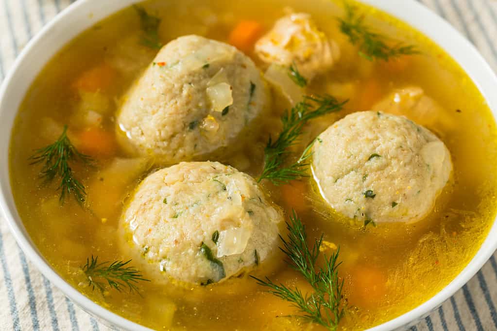 Zuppa di palline di matzo ebraica sana