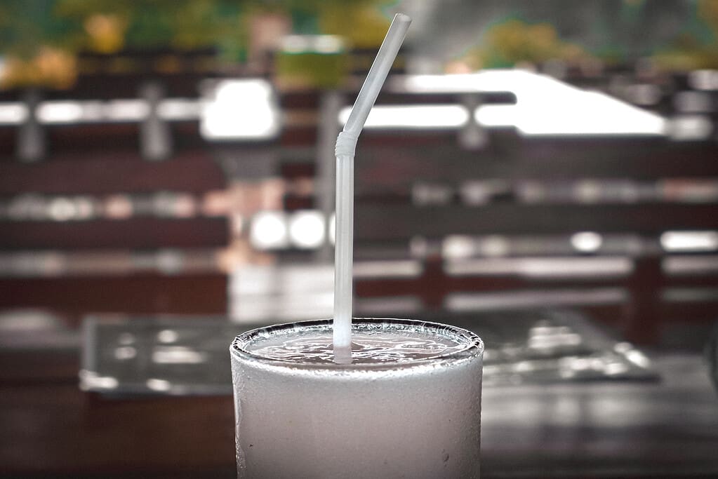 Un bicchiere di frappè al cioccolato