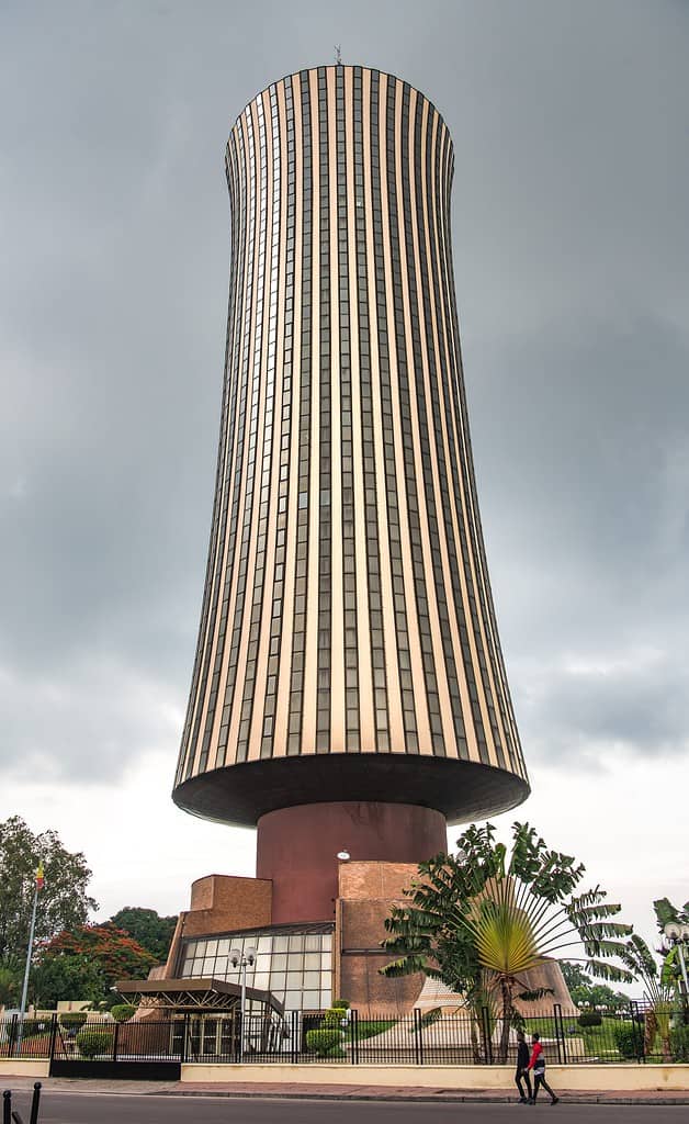 Torre Nabemba nel centro città di Brazzaville, Repubblica del Congo. Edificio di architettura dell'Africa occidentale.