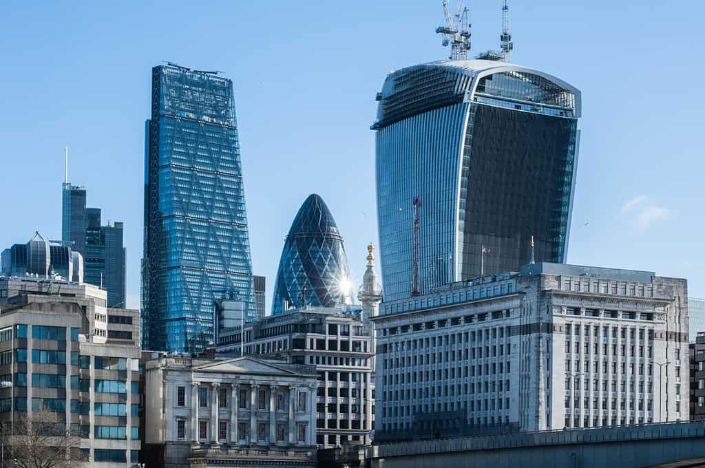 Grattacieli della City a Londra all'alba nel 2014. Gli edifici includono 122 Leadenhall Street (aka Cheesegrater), 30 St Mary Axe (aka The Gerkin) e 20 Fenchurch Street (aka The Walkie-Talkie)