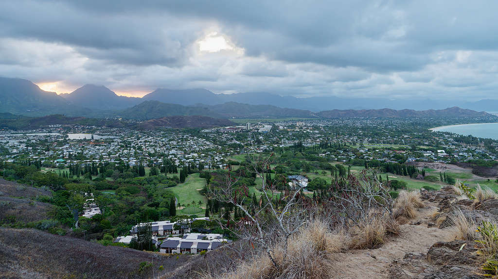 Vista panoramica dall'escursione Lanikai Pillbox alla città di Kailua e alle montagne Ko'olau sullo sfondo, Isola di Oahu, Hawaii