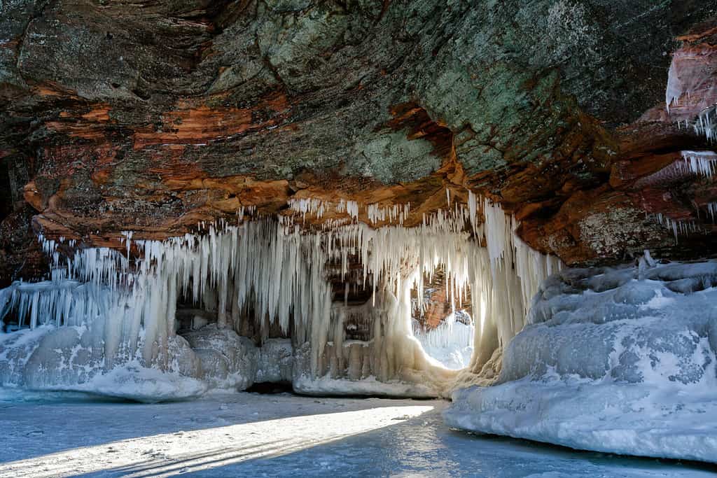 Formazioni di arenaria costiera carica di ghiaccio e neve sulla costa nazionale delle Isole Apostole del Wisconsin, vicino alla spiaggia di Meyer; Lago Superiore.