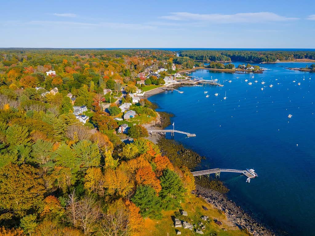 Vista aerea di Pepperrell Cove in autunno sul fiume Piscataqua al porto di Portsmouth a Kittery Point, città di Kittery, Maine ME, Stati Uniti.