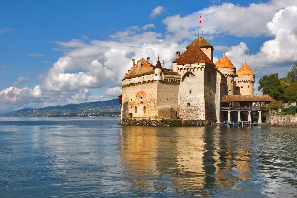 Nuvole bianche sopra le montagne e il castello di Chillon