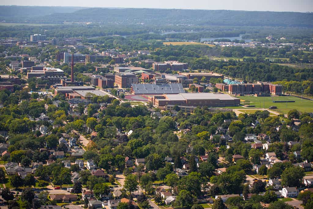 Veduta aerea con drone dell'Università del Wisconsin a La Crosse