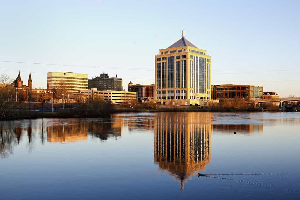 Wausau, Wisconsin visto durante il tramonto sul fiume.