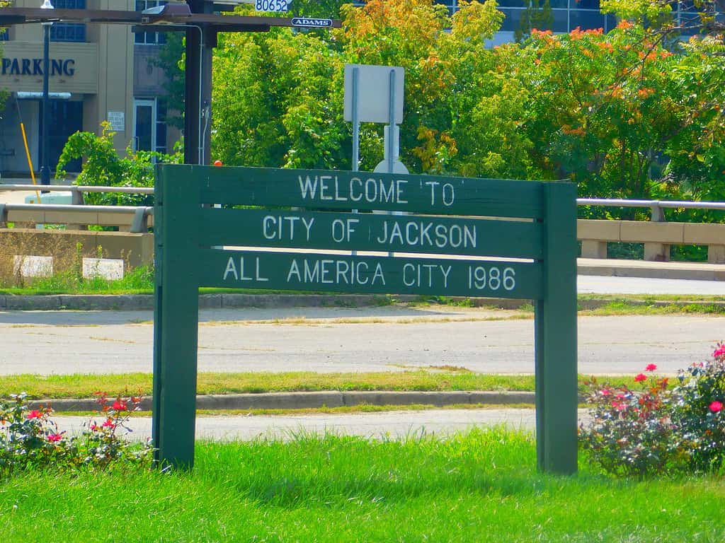 Cartello di benvenuto alla stazione Amtrak di Jackson a Jackson, MI.