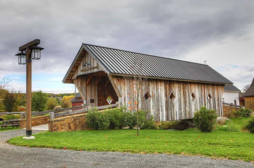 Una scena del ponte coperto di Barn Yard nel Connecticut, Stati Uniti