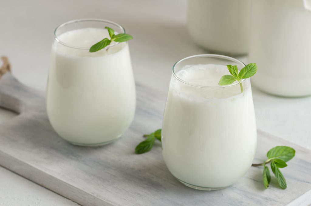 Tazza di vetro della bevanda tradizionale turca ayran, kefir o latticello a base di yogurt, cibo sano