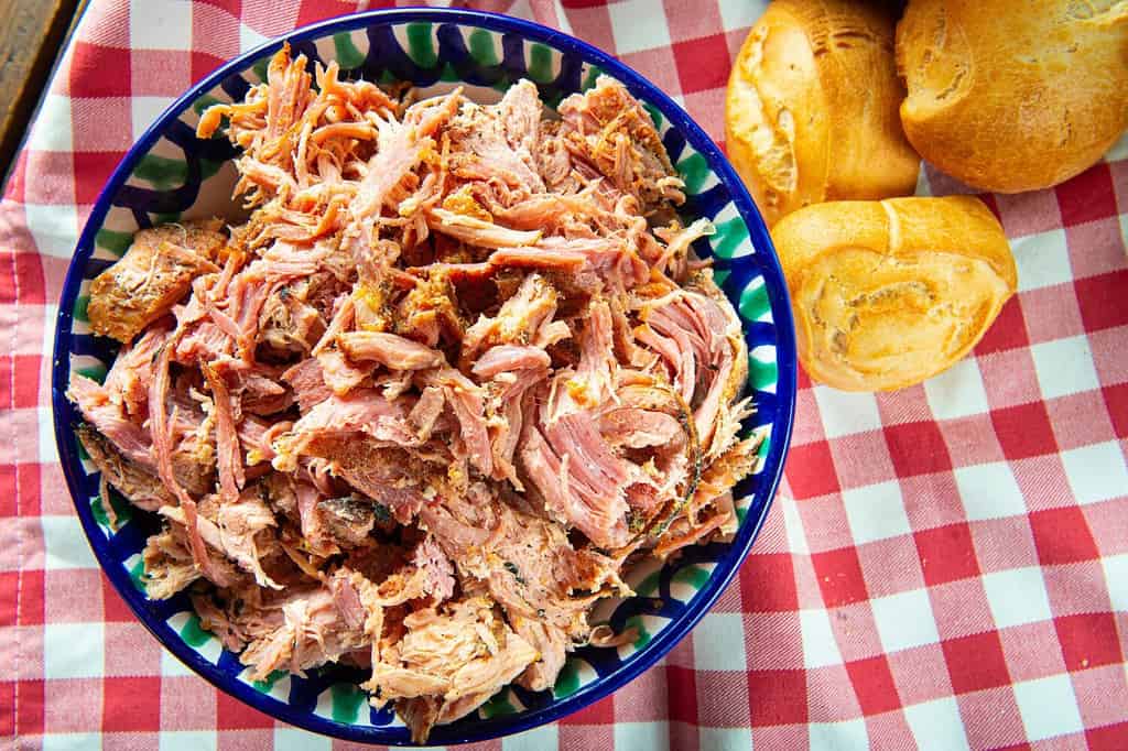 Pulled pork con salsa barbecue all'aceto all'americana