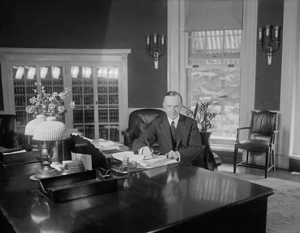 Il presidente Calvin Coolidge alla stessa scrivania usata da Harding nello Studio Ovale.  La foto fu pubblicata il 14 agosto 1923, meno di due settimane dopo la morte di Warren Harding.  Florence Harding era sconvolta