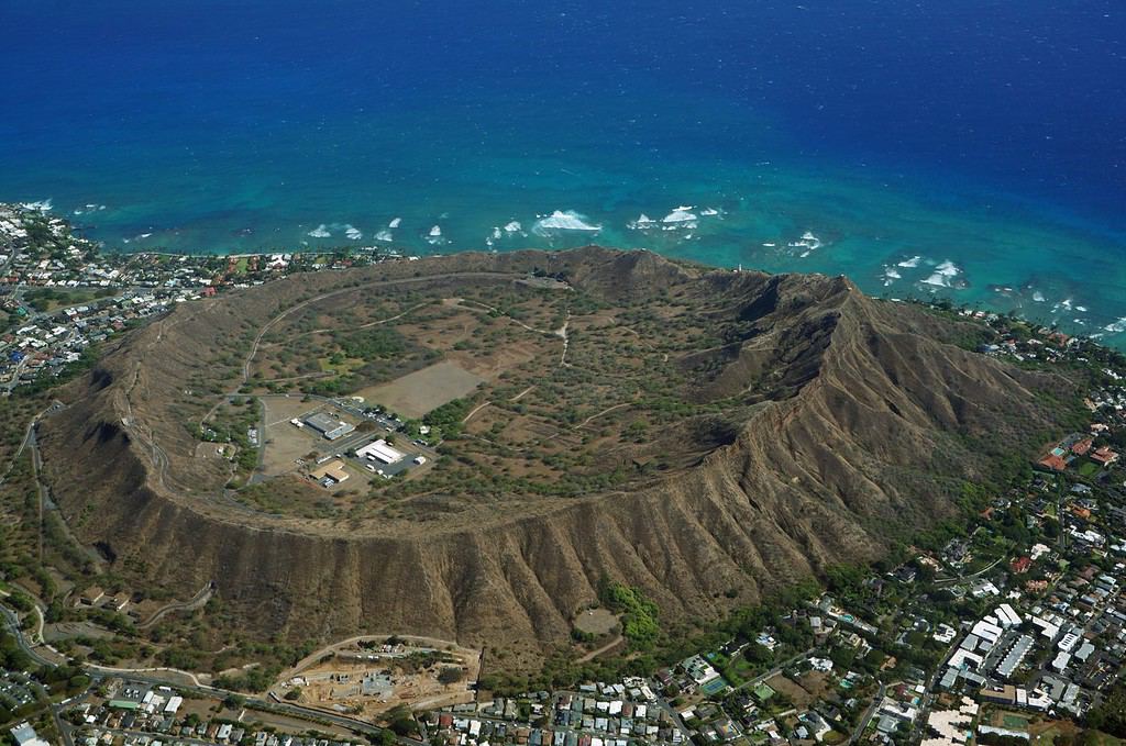 Vista aerea di Diamondhead, Kapahulu, Kahala, oceano Pacifico su Oahu, Hawaii.  aprile 2016.