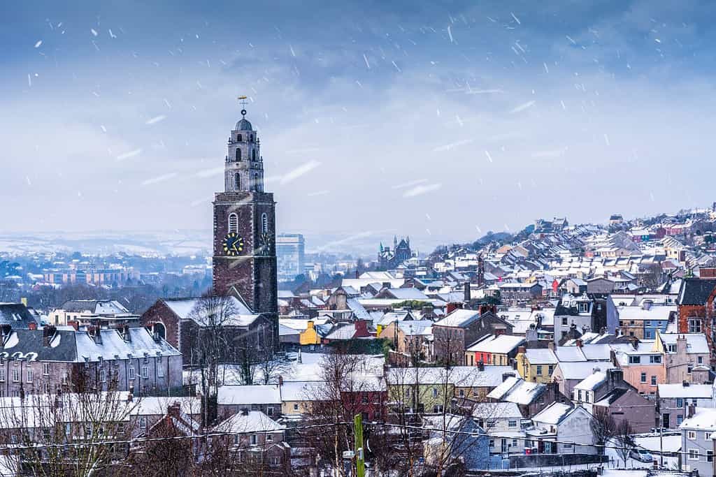 Chiesa di Sant'Anna, Shandon durante una tempesta di neve, Cork, Irlanda
