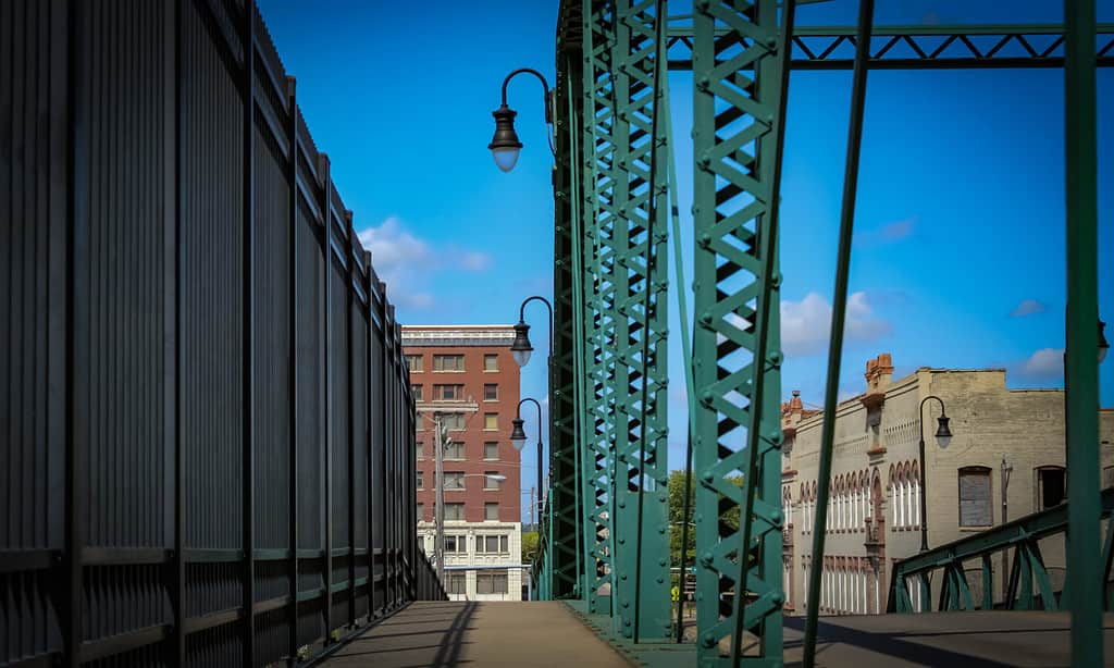 Una vista di Muskogee, Oklahoma da un ponte sopra i binari della ferrovia