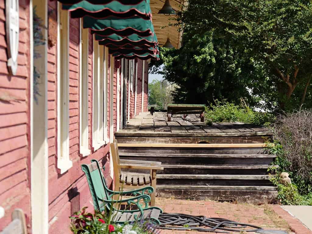 Rovine di una piattaforma ferroviaria, Pauls Valley, Oklahoma I passeggeri erano soliti salire sul treno da questa piattaforma fatiscente a Pauls Valley, Oklahoma.