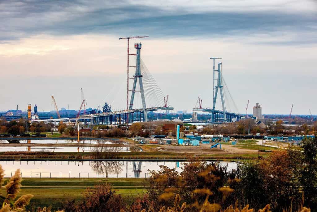 Windsor, Ontario Canada - 4 novembre 2023: Ponte Gordie Howe in costruzione che mostra l'altezza finale di entrambe le torri di supporto.