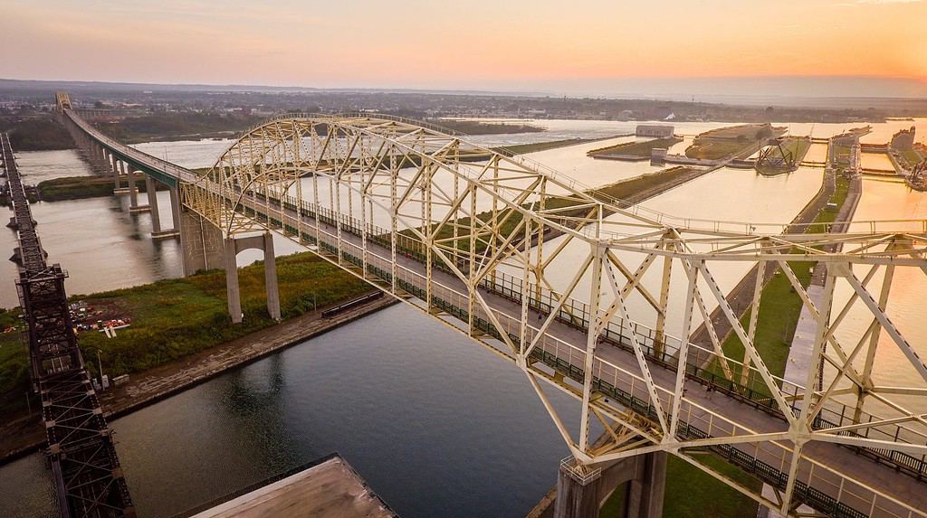Aerial Sault Ste Marie Bridge durante il tramonto