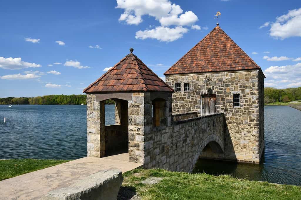 Una vista panoramica di una vecchia casa con cancello in pietra sulle acque del lago Pymatuning Reservoir negli Stati Uniti