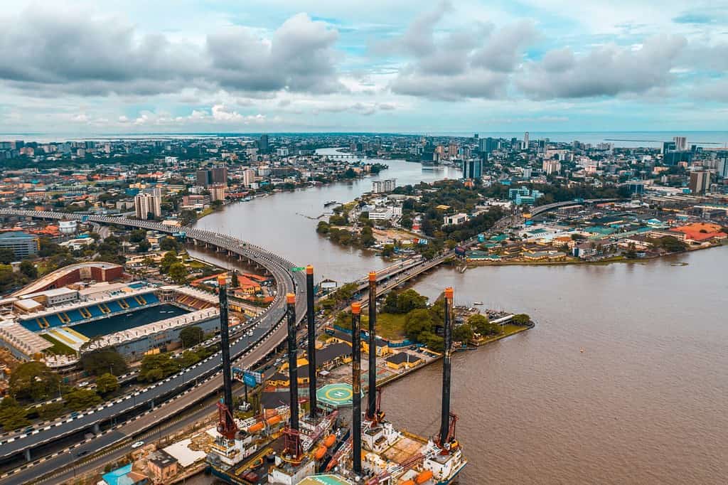La città più grande della Nigeria è Lagos con circa 16 milioni di residenti.