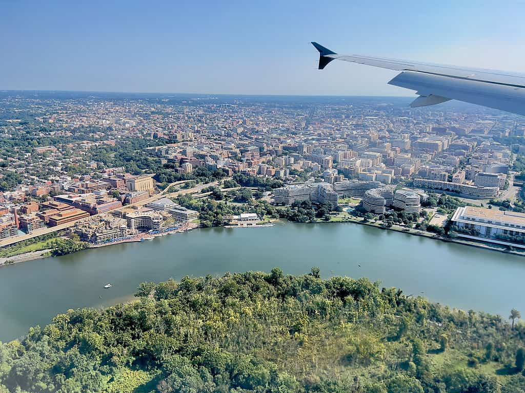 Vista aerea / Isola Theodore Roosevelt e il complesso Watergate sotto l'ala.