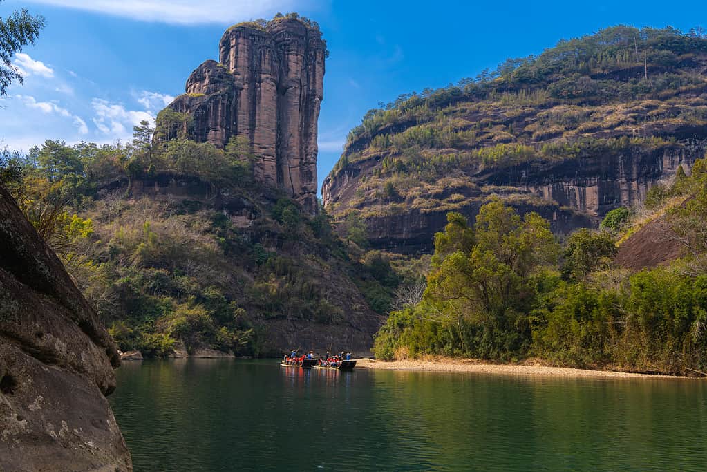 Immagine orizzontale del picco Wuyishan Yufu, Fujian, Cina dietro la roccia