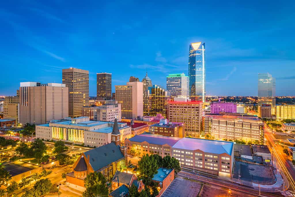 Orizzonte del centro di Oklahoma City, Oklahoma, USA al crepuscolo.