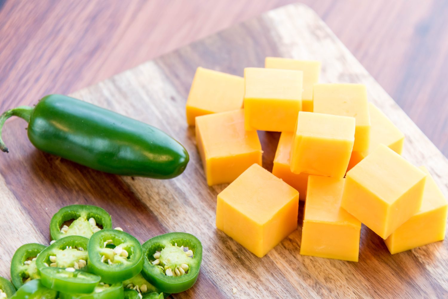 peperoni jalapeno freschi affettati e formaggio cheddar