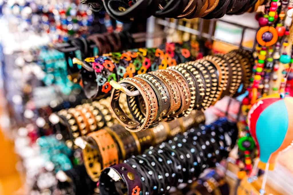 Bracciali vintage in pelle in un mercato delle pulci