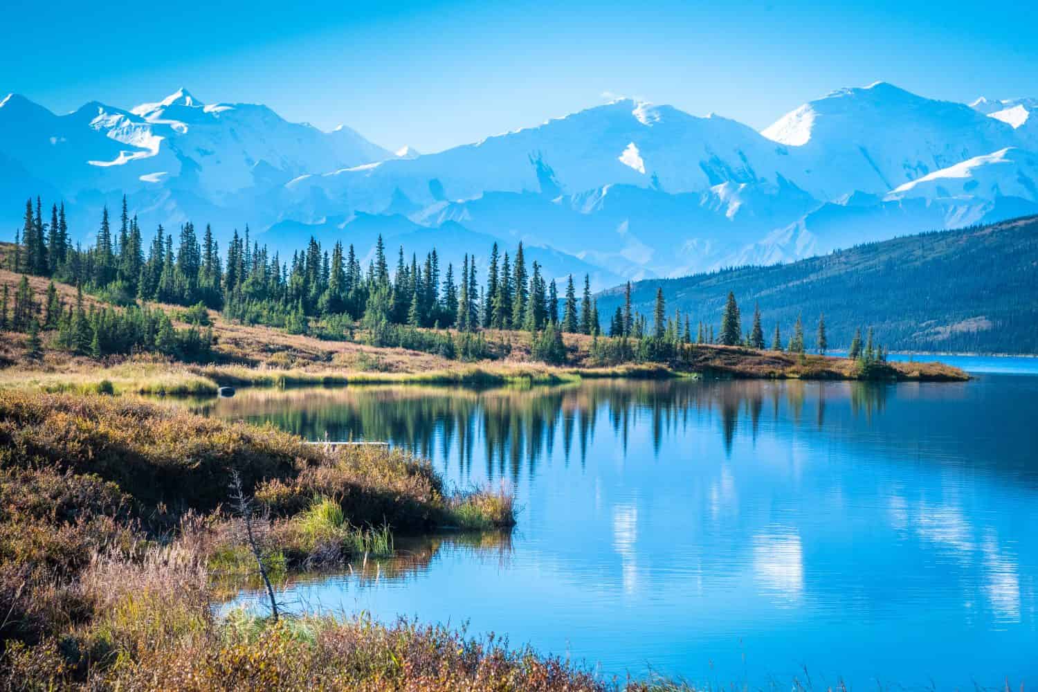 Parco Nazionale di Denali e Lago Wonder con sfondo montano
