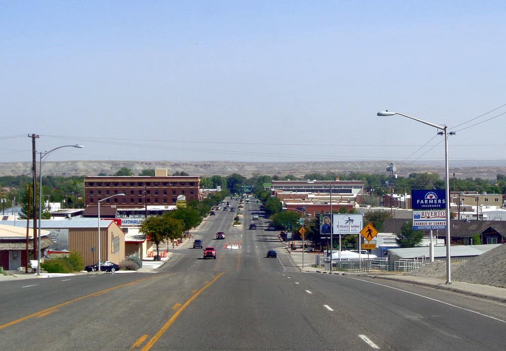 Centro di Riverton, Wyoming. La vista è rivolta verso est lungo W. Main Street.