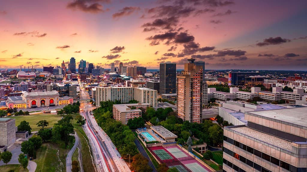 Veduta aerea dello skyline di Kansas City al tramonto, vista dal Penn Valley Park.  Kansas City è la città più grande del Missouri.