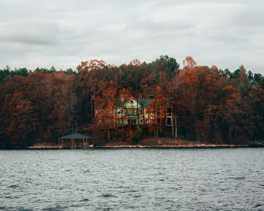 Splendido scenario sul lago Keowee durante la stagione autunnale.