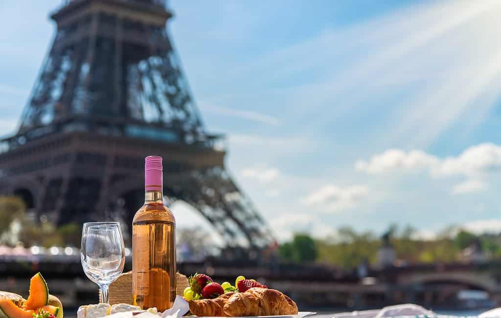 Picnic e vino vicino alla Torre Eiffel.  Messa a fuoco selettiva.  Cibo.