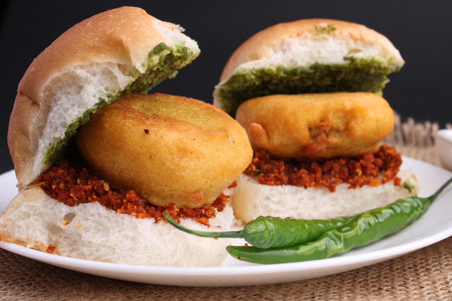Bombay vada paav è un hamburger indiano.  Il tortino di patate è fritto in farina di ceci o pastella di besan e viene servito caldo con paav o panino come un panino.  È disponibile e apprezzato in tutta l'India