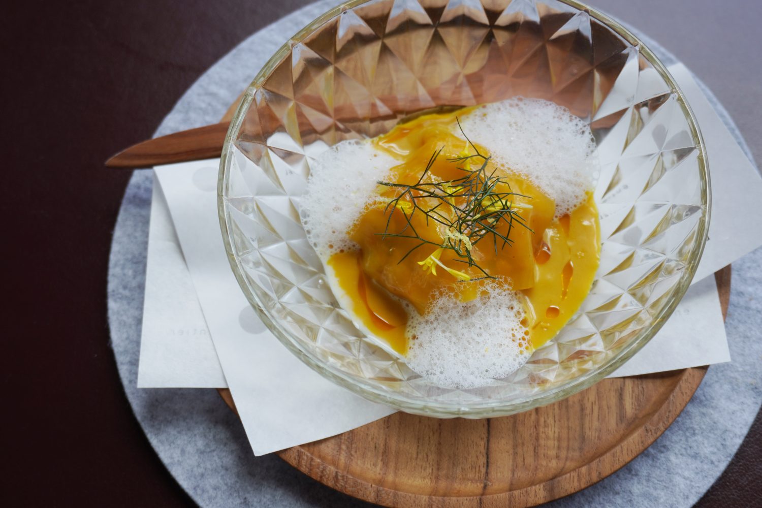 Gamberi, chutney fruttato di mango, olio di vadouvan, giardino di erbe delle Highlands  