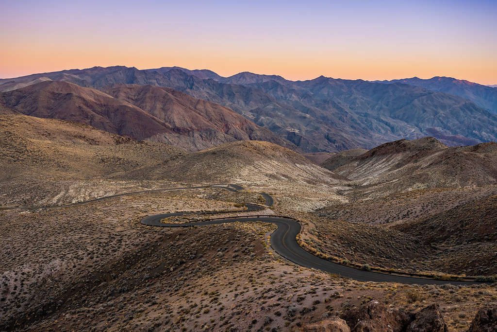 La strada asfaltata tutta curve scende rapidamente dalla vista di Dantes al tramonto