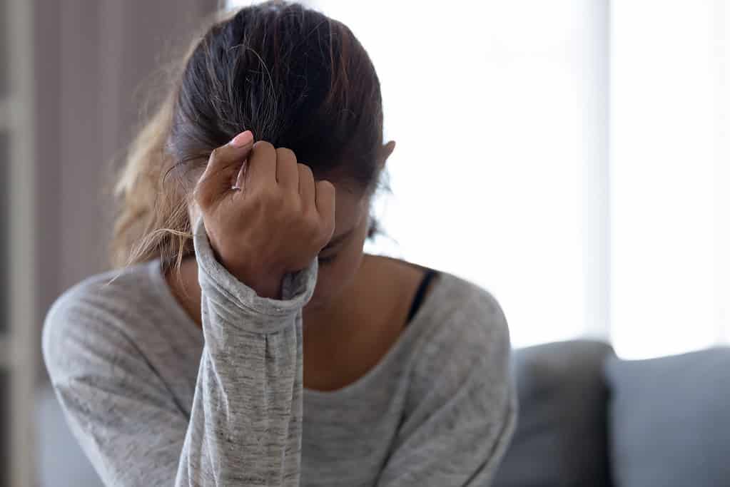 Donna depressa e sconvolta che si sente ferita, triste, stressata, turbata dal problema