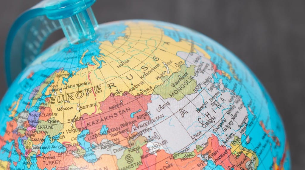 Mappa del globo focalizzata sulla Cina.  Mappa del globo focalizzata sulla Russia.  Mappa ravvicinata della Cina.  Mappa ravvicinata della Russia.  Globus con l'Asia e la Federazione Russa.