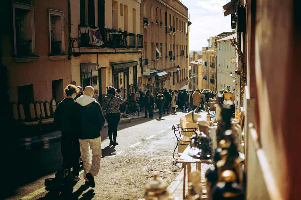 Gente che cammina lungo il Rastro di Madrid. Mercatino di strada a madrid