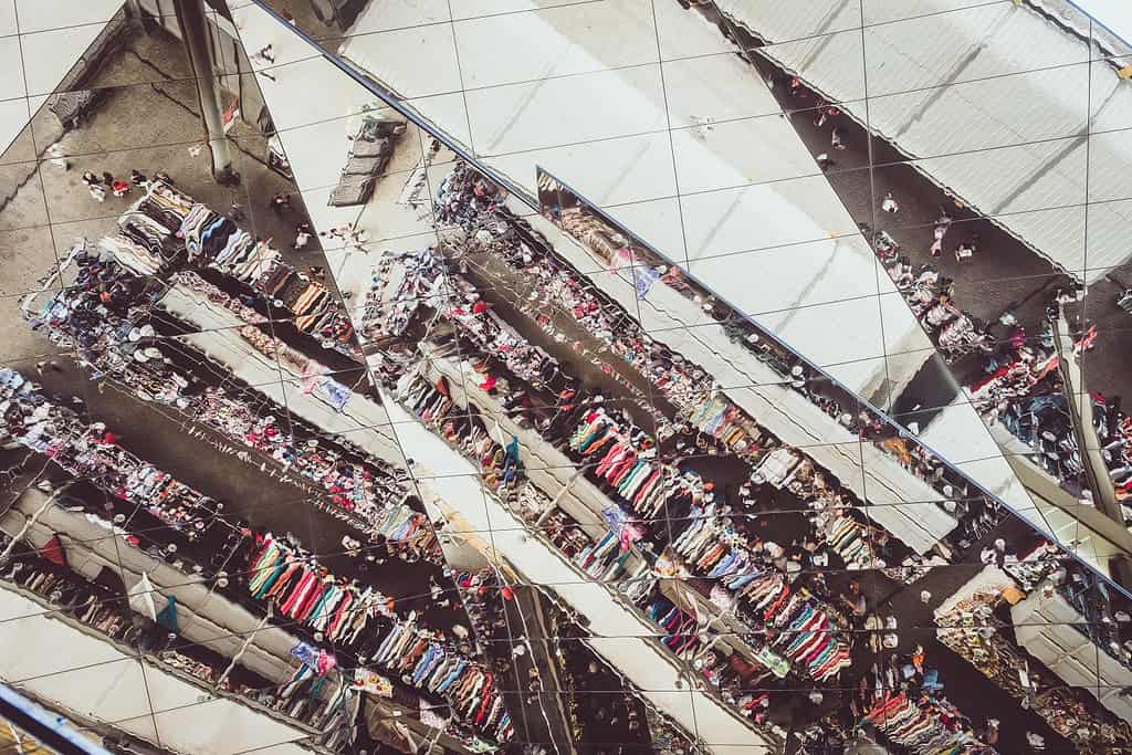 Mercatino delle pulci Els Encants a Barcellona, soffitto a specchio