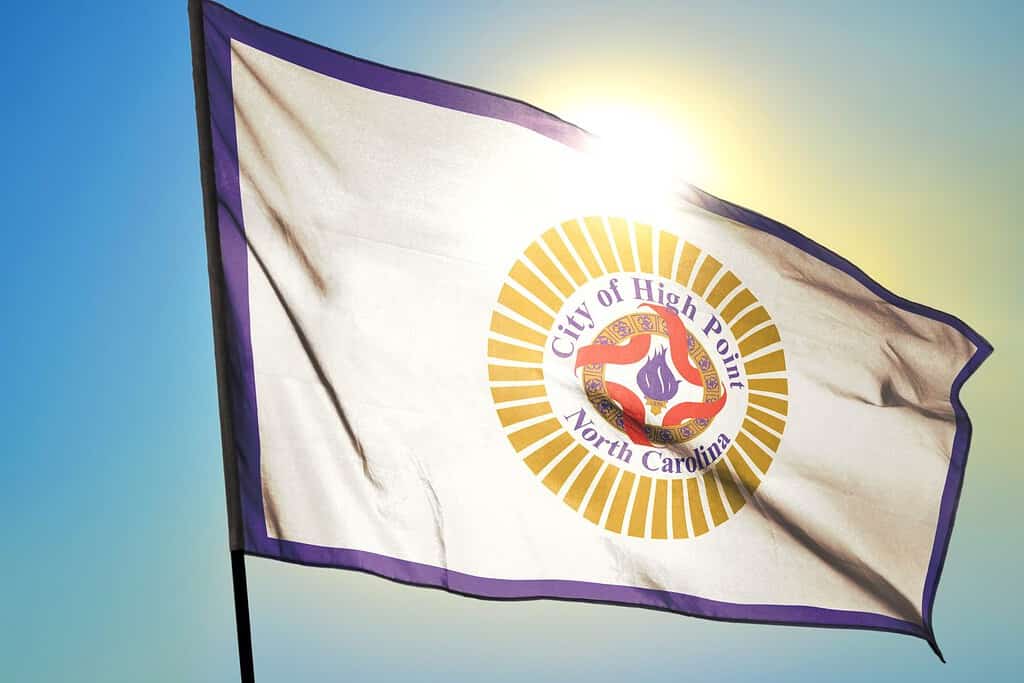 Punto più alto della bandiera della Carolina del Nord degli Stati Uniti che sventola nel vento davanti al sole