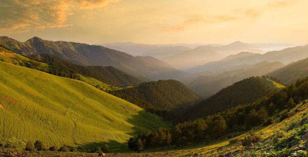 Bellissime catene montuose al tramonto.  Vista sulle montagne Zigana dalla strada Gumushane - Trabzon.  Geografia del Mar Nero.  Turchia settentrionale