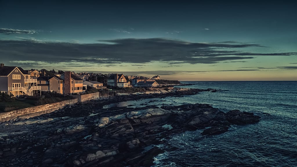 Cottage e casa sulla spiaggia di Shore Drive visti da Easton Bay a Middletown, Rhode Island.