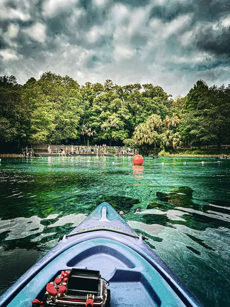 Remando in kayak in soggettiva in prima persona lungo la sorgente del Rainbow River, Rainbow Springs State Park, Dunnellon, Florida