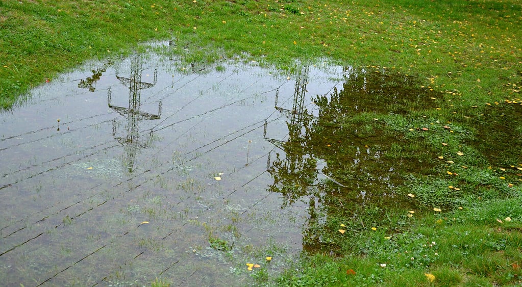il terreno troppo compatto e impermeabile non assorbe l'acqua durante le piogge e le alluvioni. Nel parco nel prato è stato creato un lago, che gradualmente si infiltra. danni al prato allagamenti prolungati. spinta dell'acqua